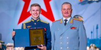 двое мужчин в военной форме. Один держит награду в рамке. - МО Кирово-Чепецк