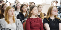 Посетители слушают лекцию - Научная библиотека