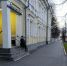 Пациенты сидят на ступеньках у поликлиники в Петрозаводске - Gubdaily.Ru