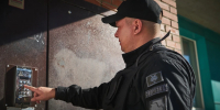 В Новосибирске пожилая женщина вызвала полицию из-за стучавших в дверь охранников - КП-Новосибирск