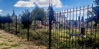 Общественники лискинского села Залужное заменили ограждение на кладбище возле храма - РИА Воронеж - Лиски