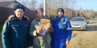 сотрудники ОНД и ПР по Кондинскому району вручили жительнице поселка Междуреченский памятки с правилами пожарной безопасности и телефонами экстренных служб - Кондинский район