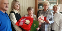Активисты первичного отделения «Плесецкое-1» поздравили жительницу Североонежска Валентину Горшкову с Днём рождения - Единая Россия