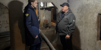 прокурор с мужчиной стоят в подвале - ИА Nord-News.Ru