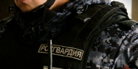 Росгвардейцы задержали мужчину, пытавшегося вынести алкоголь из магазина без оплаты (ВИДЕО) - Росгвардия