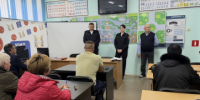Полицейские проводят профилактические беседы с сотрудниками предприятий - Отдел МВД России по Северскому району