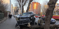 В Екатеринбурге Lexus снес дерево на Московскойвидео - КП Екатеринбург