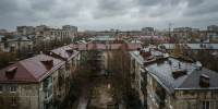 Пасмурное небо над мокрыми после дождя крышами тихого жилого квартала в Нижнем Новгороде - Newsroom24.Ru