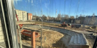 Из окна будущей школы в микрорайоне 9А уже можно увидеть будущий амфитеатр — его готовность превышает 80% - I-ola.Ru