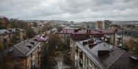 Пасмурное небо над мокрыми после дождя крышами тихого жилого квартала в Нижнем Новгороде - Newsroom24.Ru
