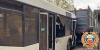 В Ростове на Шеболдаева рейсовый автобус врезался в стоящий на краю дороги мусоровоз, шесть пассажиров госпитализированы - RO.Today