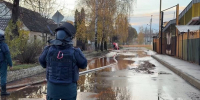 Саперы за защитным щитом разминируют улицу в Бежице: видео - БрянскToday.Ru