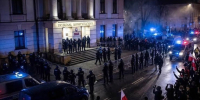 В Польше заявили о госперевороте — толпа протестующих окружила конституционный суд в Варшаве | 76.ru - 76.Ru