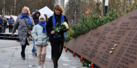 «Мы стоим рядом с семьями, потерявшими близких, и продолжим поддерживать их»: Ленобласть чтит память жертв теракта над Синаем - Online47.Ru