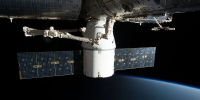 Грузовой космический корабль с солнечными панелями пристыкован к станции - Newsroom24.Ru