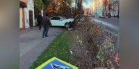 Пьяный водитель влетел на иномарке в Кольцовский сквер в Воронеже - TV-Gubernia.Ru