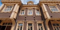 Интерьер старинной усадьбы с антикварной посудой и сервированным столом в Нижнем Новгороде - Newsroom24.Ru